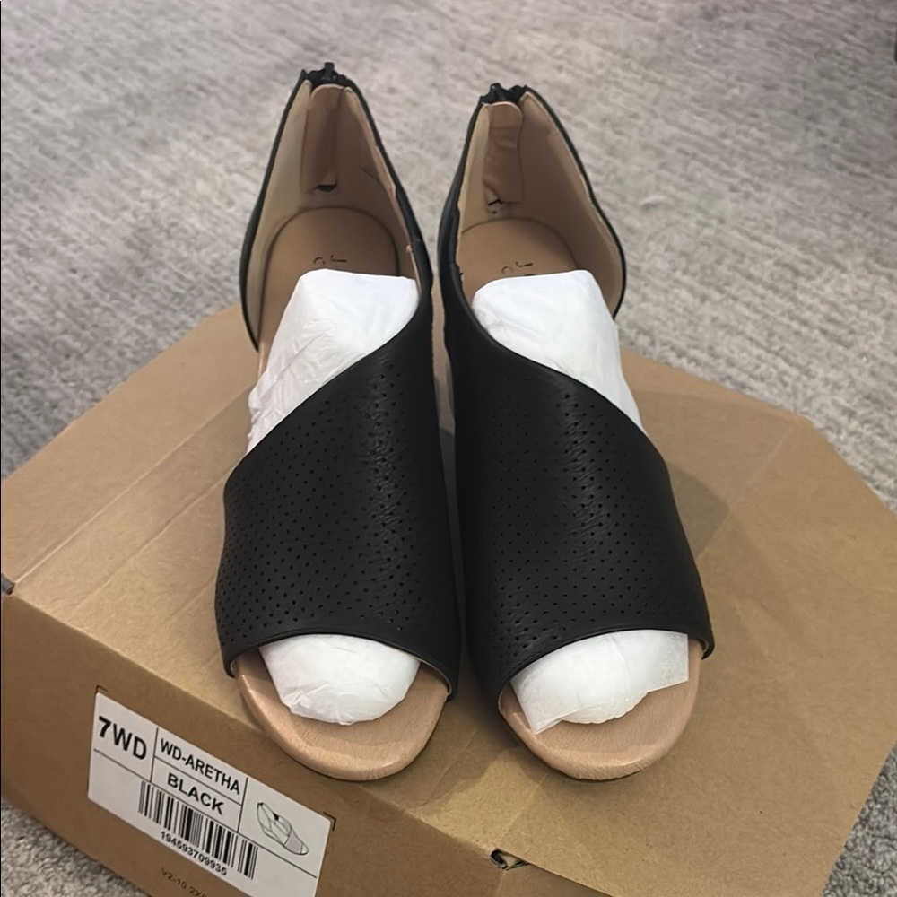 Journee Collection Black Perforated Aretha